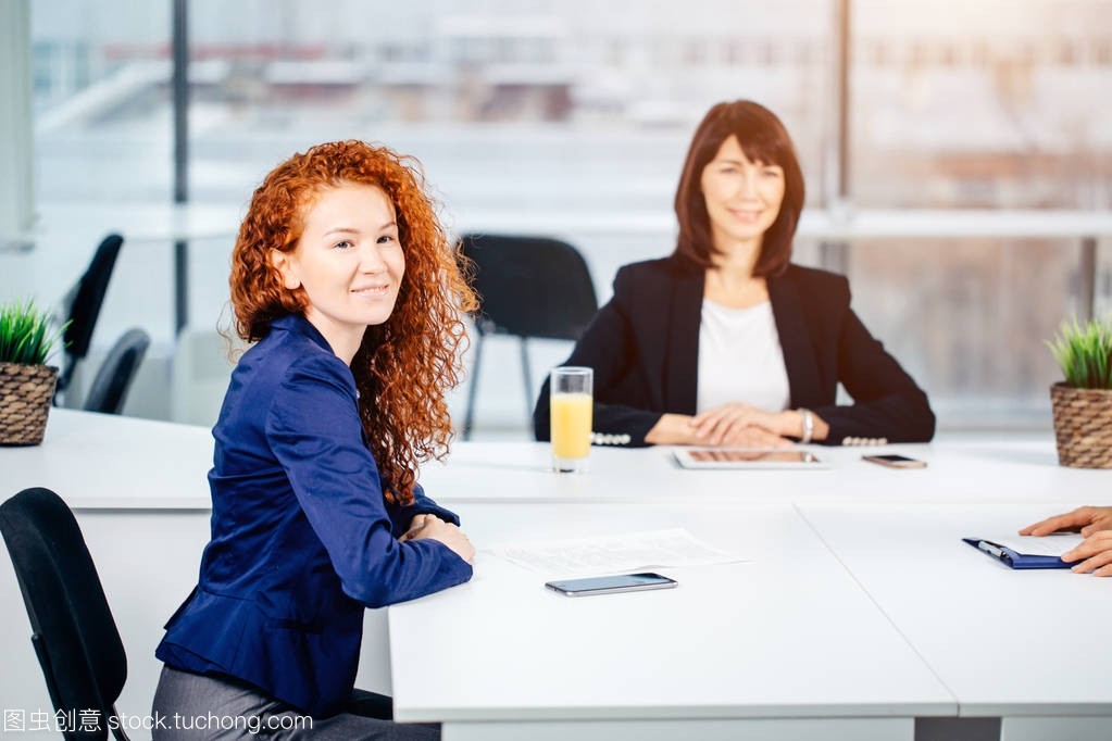 商務(wù)、技術(shù)和辦公室概念-微笑的女老板與團(tuán)隊(duì)交談